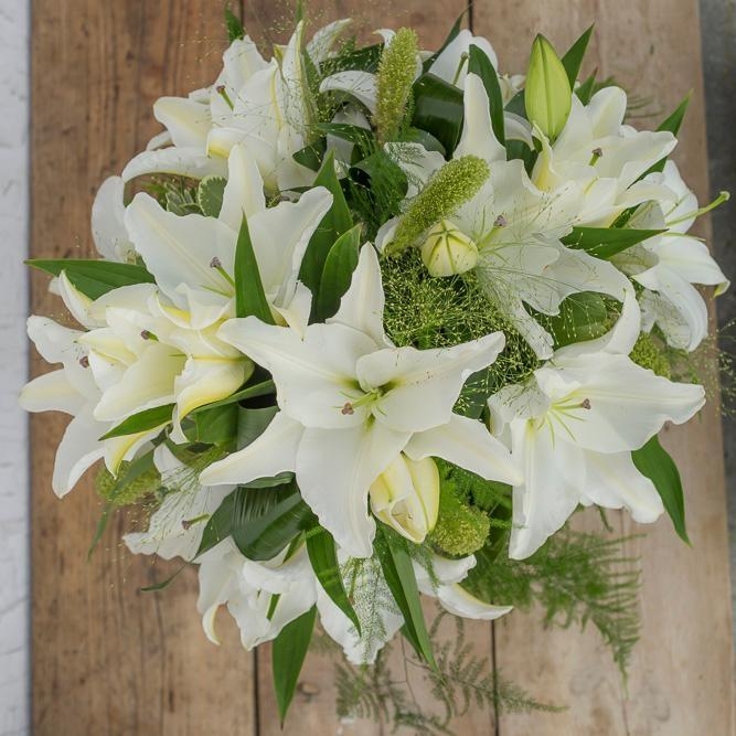 Pure Elegance Lily Hand Tie